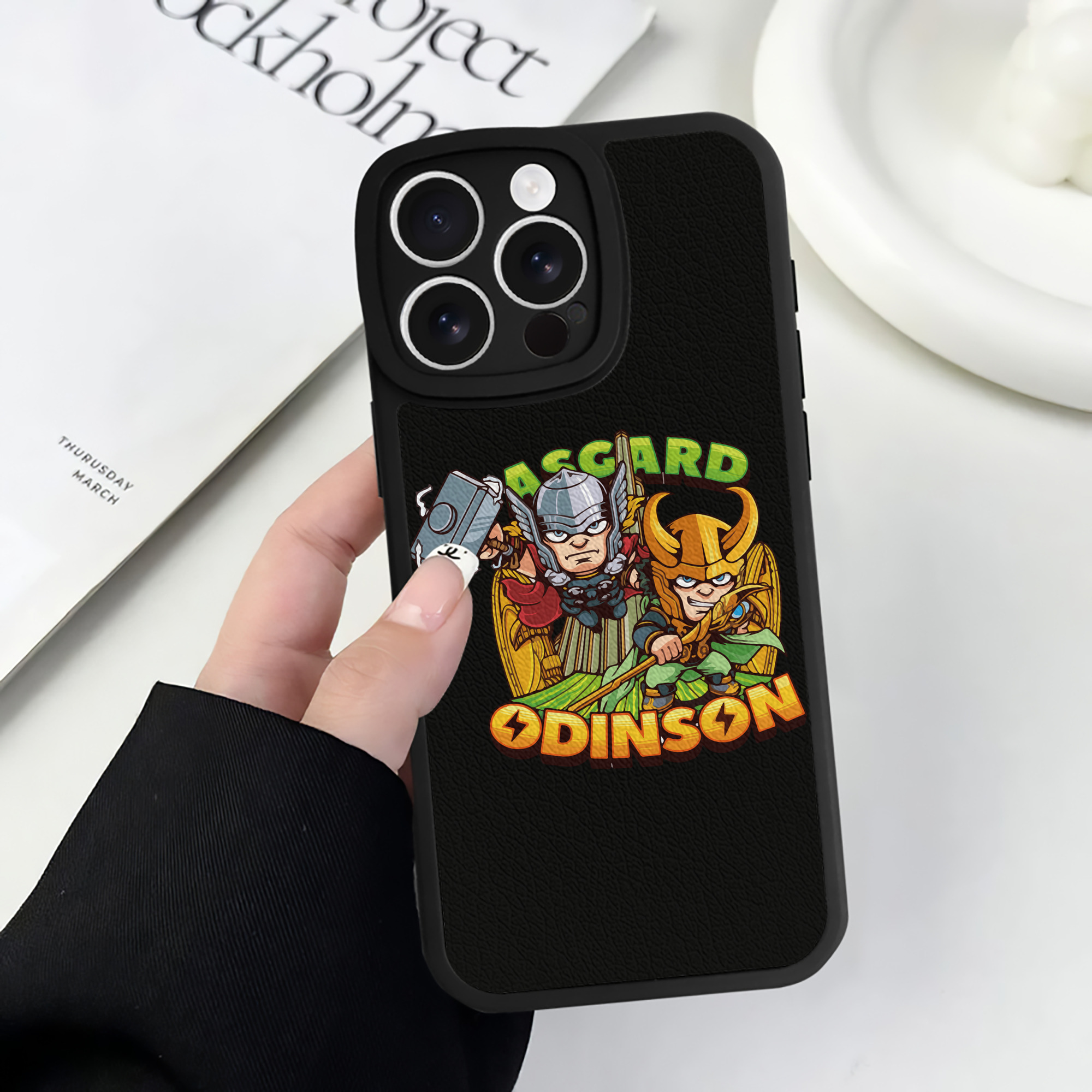 （画像用） アベンジャーズ The Avengers 【iPhone 16シリーズ対応】シリコンスマホケース（レザー調） 材質：シリコン